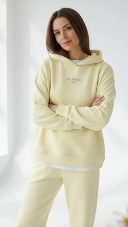 dres-damski-komplet-oversize-mooij-le-marais-paris-bluza-z-kapturem-spodnie-balloon-pastelowy-zolty-bawelna-haft-logo-wygodny-modny-wiosenny-komplet-dresowy-damski-styl-casual-premium-butik-szyk (1).jpg