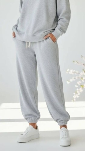 dres-damski-komplet-oversize-mooij-le-marais-paris-bluza-z-kapturem-spodnie-balloon-jasny-szary-bawelna-haft-logo-wygodny-modny-wiosenny-komplet-dresowy-damski-styl-casual-premium-butik-szykownia-6.jpg